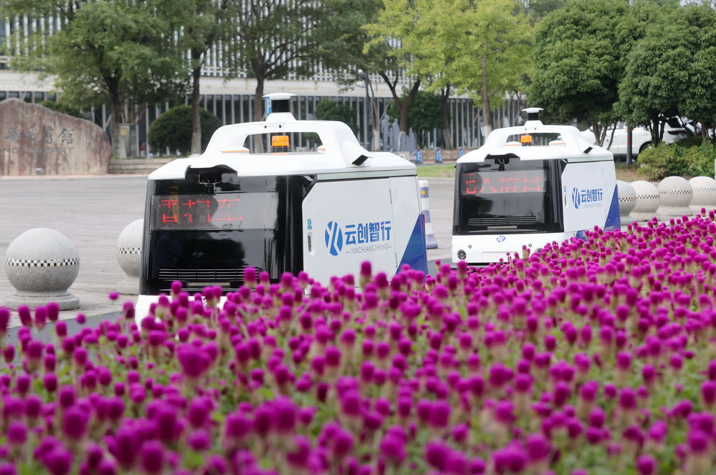 9月25日，兩輛無人駕駛清掃車在浙江省湖州市德清縣武康街道道路上作業(yè)。