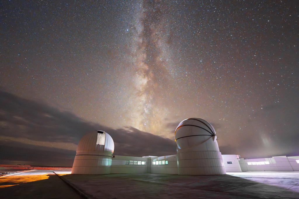 在青海省海西州茫崖市冷湖鎮，星空下的冷湖實驗室仰望星河。陳柏全攝