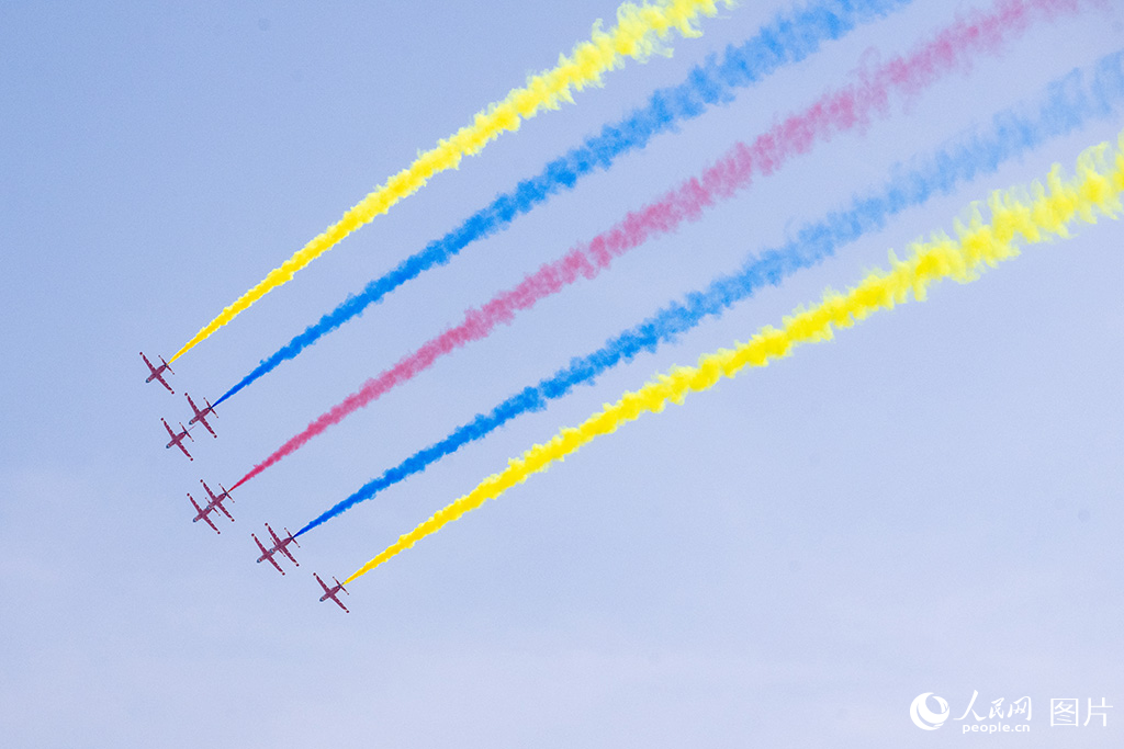 11月12日，在第十五屆中國國際航空航天博覽會，空軍航空大學“紅鷹”飛行表演隊正在進行飛行表演。人民網記者 翁奇羽攝