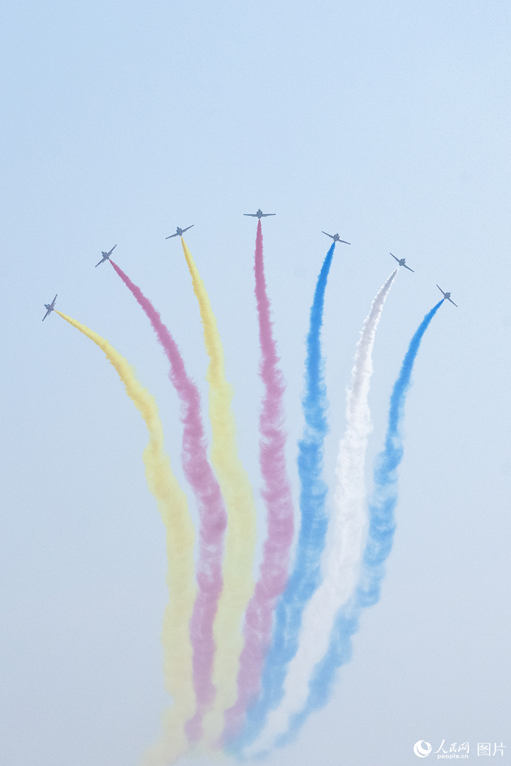 11月12日，在第十五屆中國國際航空航天博覽會，空軍航空大學“紅鷹”飛行表演隊正在進行飛行表演。人民網記者 翁奇羽攝