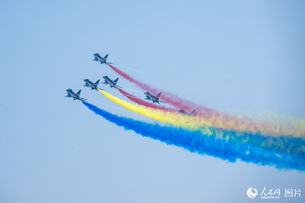 11月12日，在第十五屆中國國際航空航天博覽會，空軍八一飛行表演隊正在進行飛行表演。人民網記者 翁奇羽攝