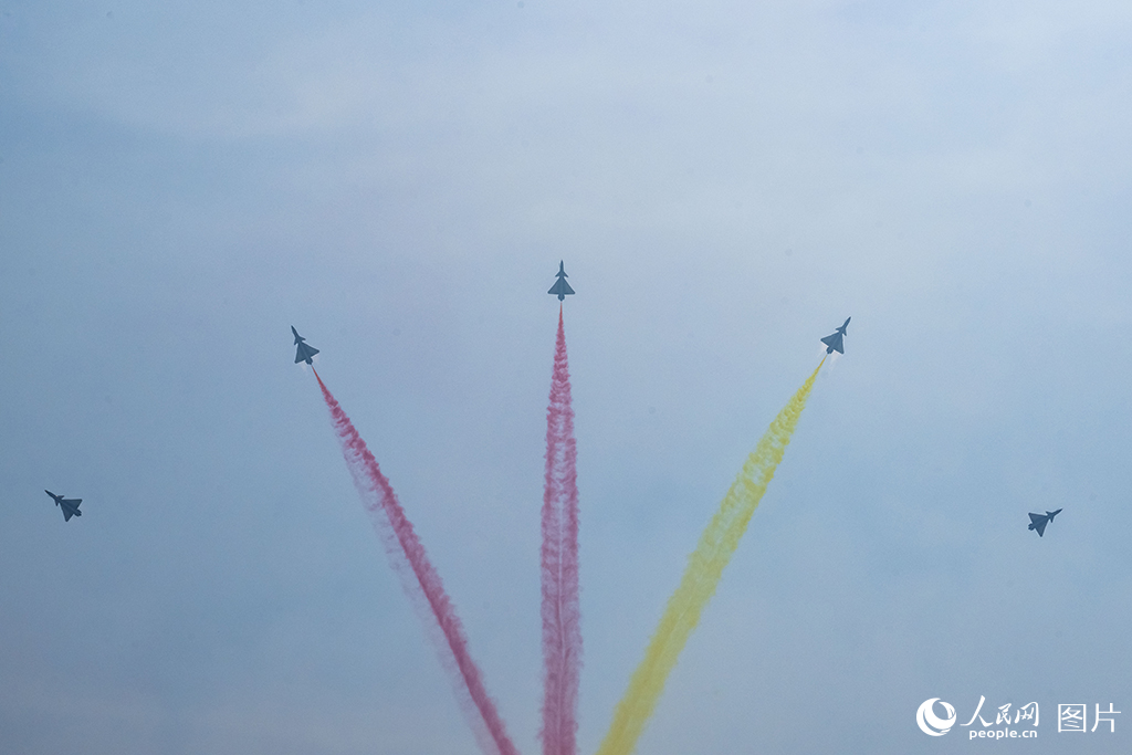 11月12日，在第十五屆中國國際航空航天博覽會，空軍八一飛行表演隊正在進行飛行表演。人民網記者 翁奇羽攝